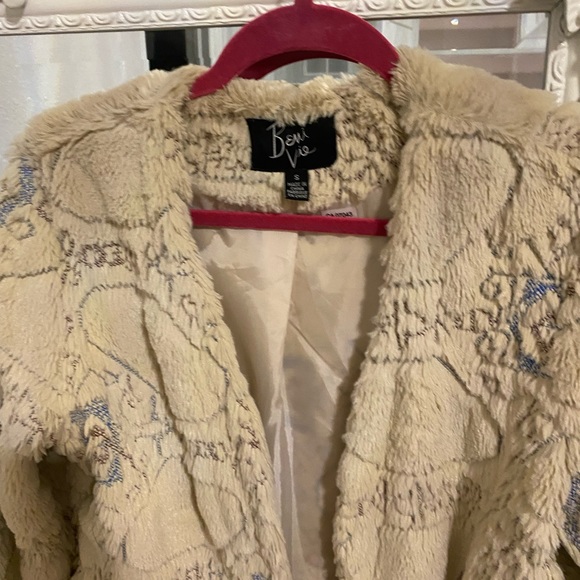 Cream faux fur coat - Picture 2 of 3